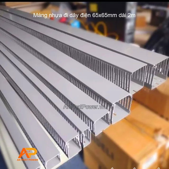 Máng nhựa đi dây điện 65x65mm dài 2m